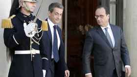 François Hollande (D) informó hoy al anterior presidente de la República francesa, Nicolas Sarkozy, de sus planes.