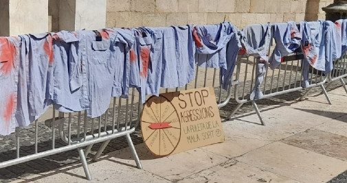 Los funcionarios de prisiones se manifiestan en la plaza Sant Jaume / UGTpresons