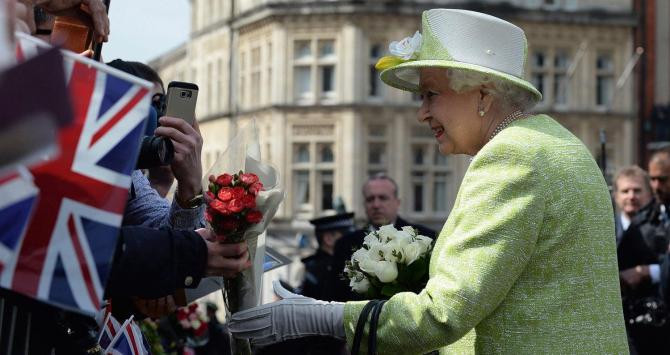 La reina Isabel II saludando a ciudadanos británicos