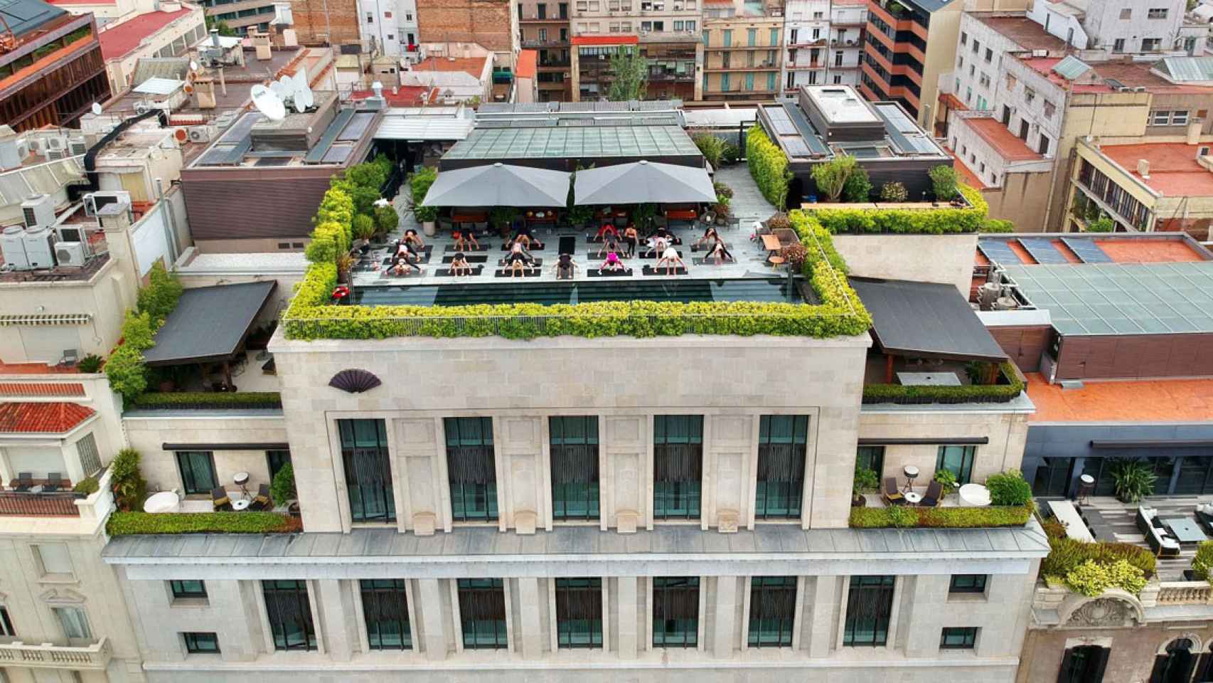 Vista aérea de una clase de yoga en el 'rooftop' del Mandarin Oriental Barcelona / Cedida