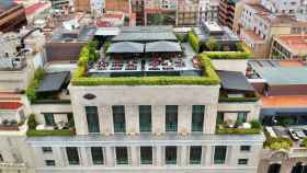 Vista aérea de una clase de yoga en el 'rooftop' del Mandarin Oriental Barcelona / Cedida