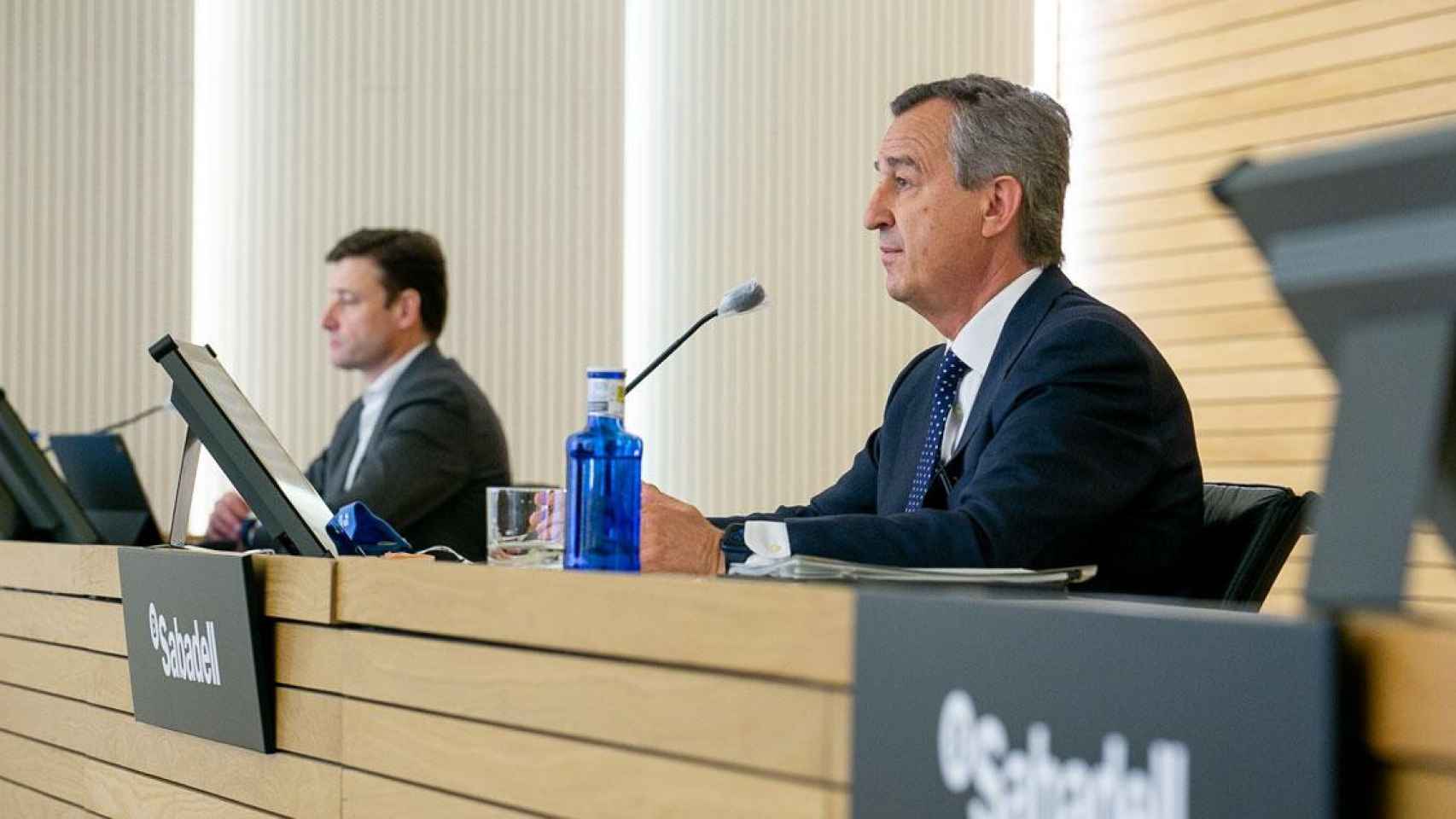 El consejero delegado de Banco Sabadell, César González-Bueno, con el director financiero, Leopoldo Alvear, al fondo / BS