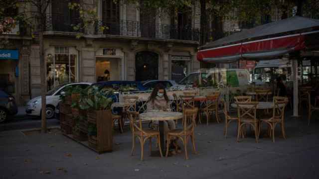 Un bar sin apenas clientes en Barcelona durante la pandemia de coronavirus  / EP