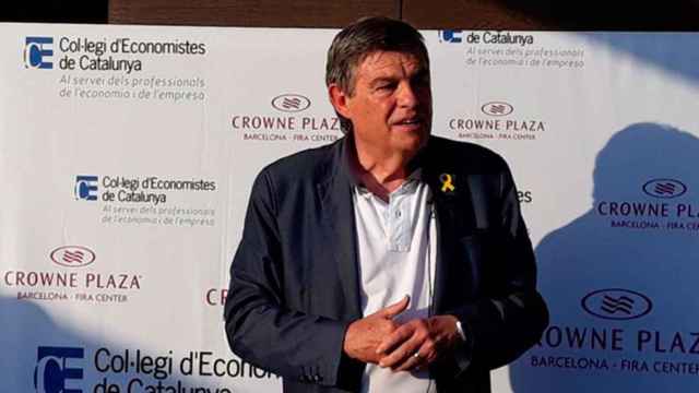 Joan B. Casas, durante el acto de despedida como presidente del Colegio de Economistas de Cataluña, en 2018, con un lazo amarillo en defensa de los presos del 'procés' / COL.LEGI D'ECONOMISTES DE CATALUNYA