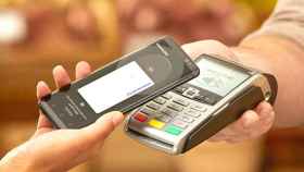 Una persona realiza un pago con su teléfono móvil / SAMSUNG