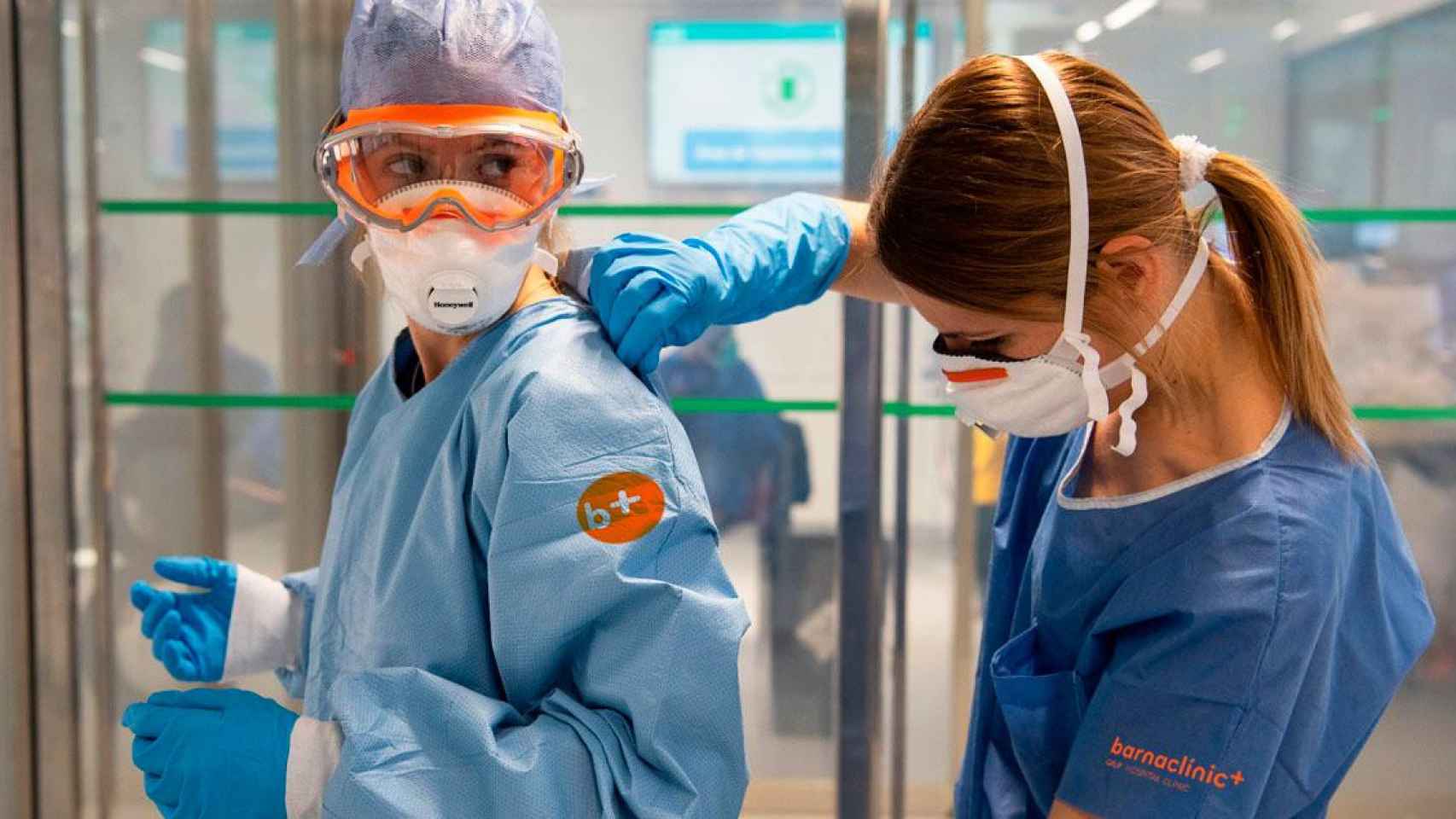 Una doctora y enfermera de Barnaclínic tomando medidas de seguridad contra el Covid-19 / CG