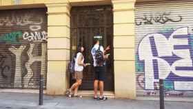 Dos inspectores de pisos turísticos del Ayuntamiento de Barcelona, liderado por Ada Colau, en la calle / CG