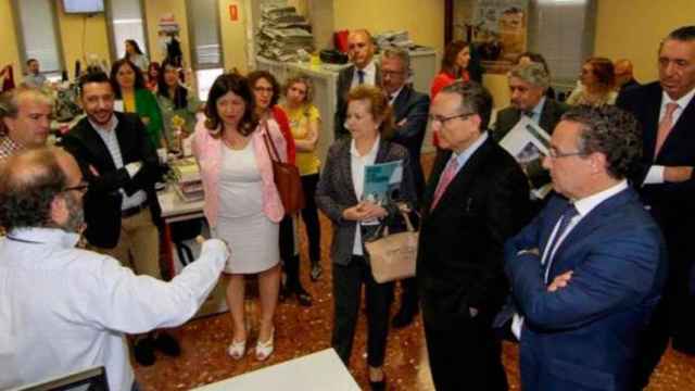 Javier Moll, el cuarto por la derecha, conversa con los empleados del 'El Periódico de Extremadura' / GRUPO ZETA