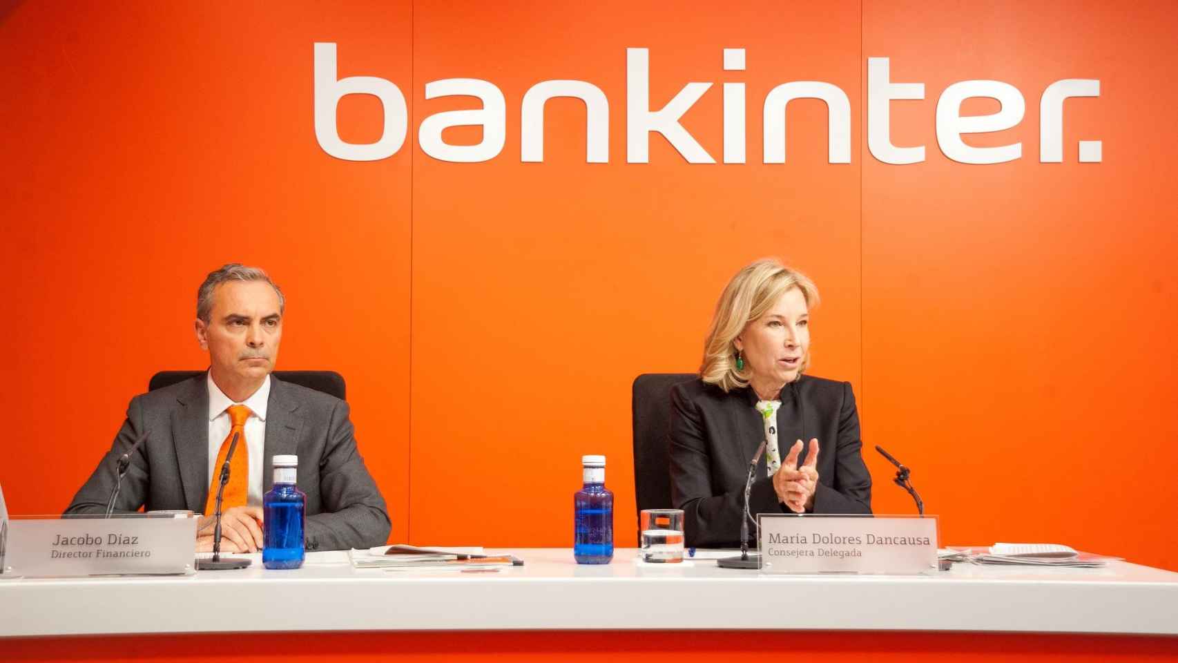 Dolores Dancausa, CEO de Bankinter, está en contra de abrir los bancos por las tardes. En la imagen, junto a Jacobo Díaz, nuevo director financiero