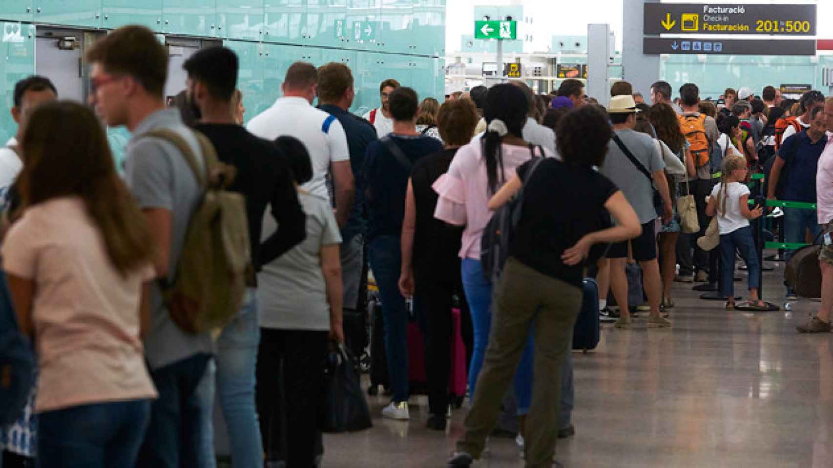 Cola de pasajeros para acceder al control de seguridad del aeropuerto de El Prat / EFE