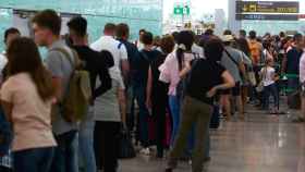 Cola de pasajeros para acceder al control de seguridad del aeropuerto de El Prat / EFE