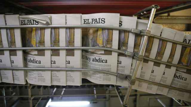 Ejemplares de un diario en una rotativa / EFE