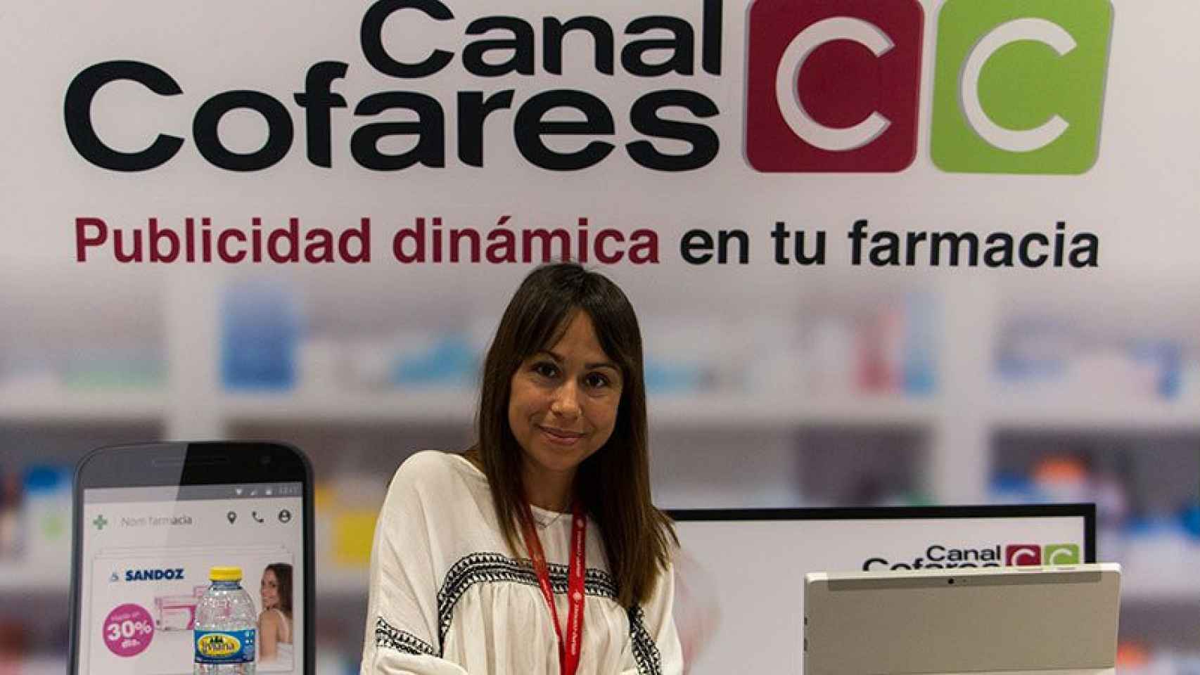 Imagen promocional del Canal Cofares, que ofrece a las farmacias pantallas digitales, publicidad personalizada y una 'app'.