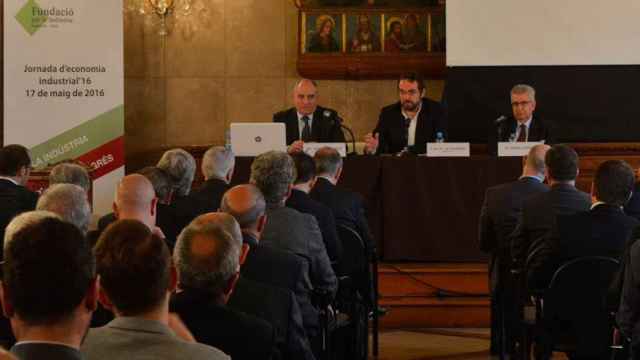 Josep Bombardó (izquierda), presidente de la Fundación para la Industria, Juli Fernández (centro), alcalde de Sabadell, y Rafael Suñol (derecha), patrón de la institución.