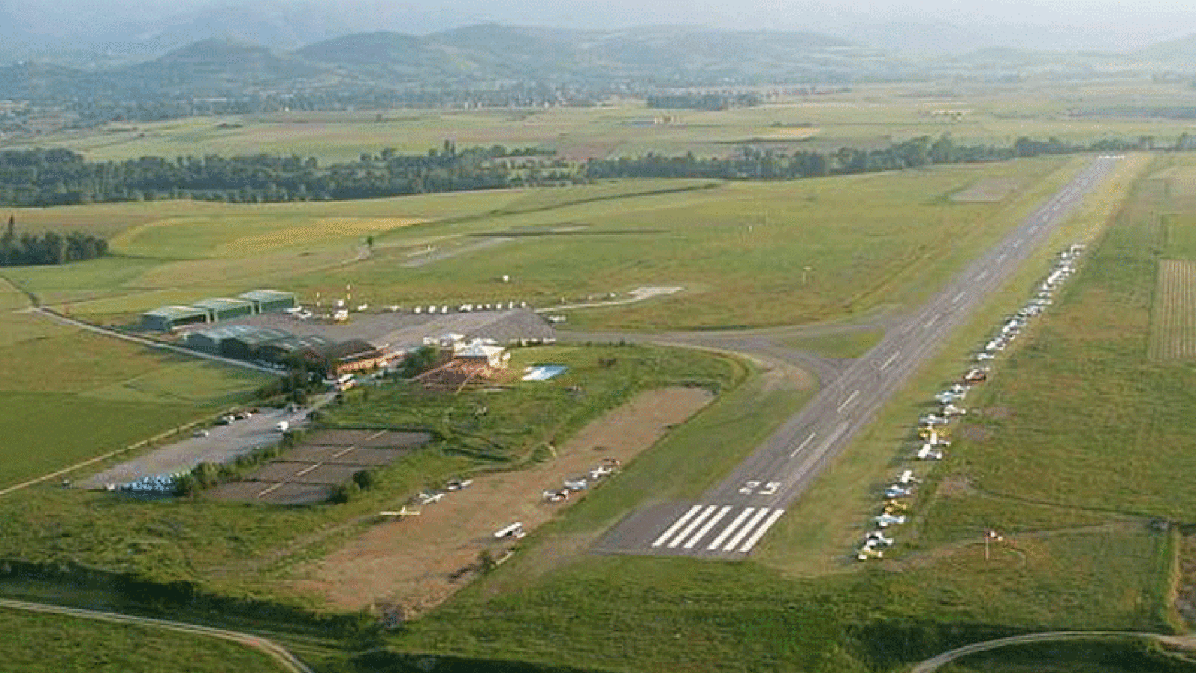 El Govern da un primer paso para el desarrollo del aeródromo de la Cerdanya.