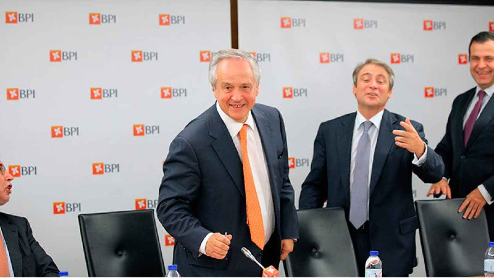 Fernando Ulrich, en el centro de la imagen, es el CEO del BPI.