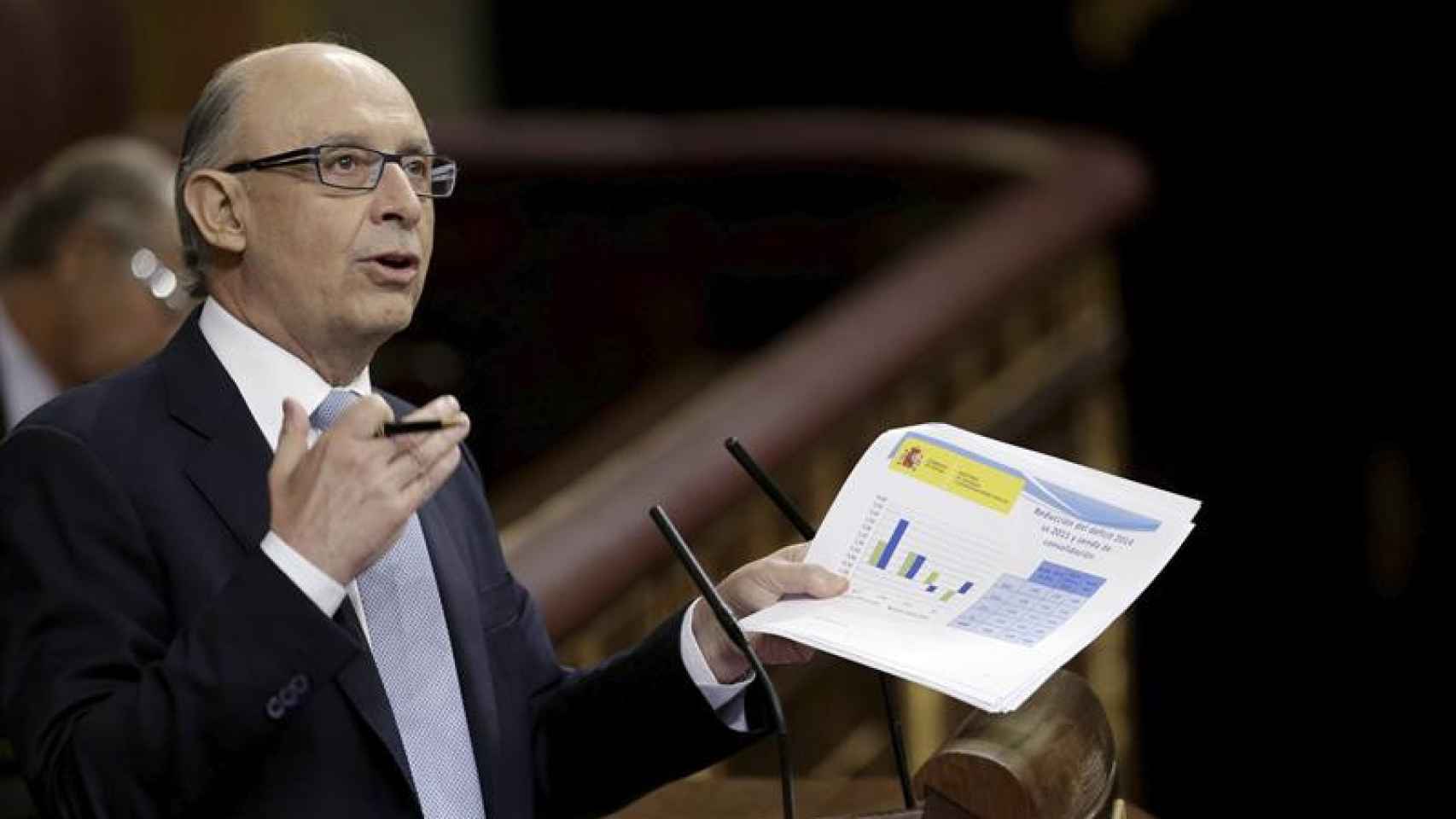 Cristóbal Montoro defiende su proyecto de Presupuestos ante la Comisión correspondiente del Congreso.