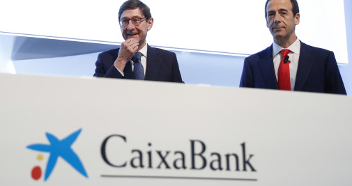 El presidente de Caixabank, José Ignacio Goirigolzarri (izq.), y el consejero delegado, Gonzalo Gortázar, en la última junta de accionistas del banco / EP