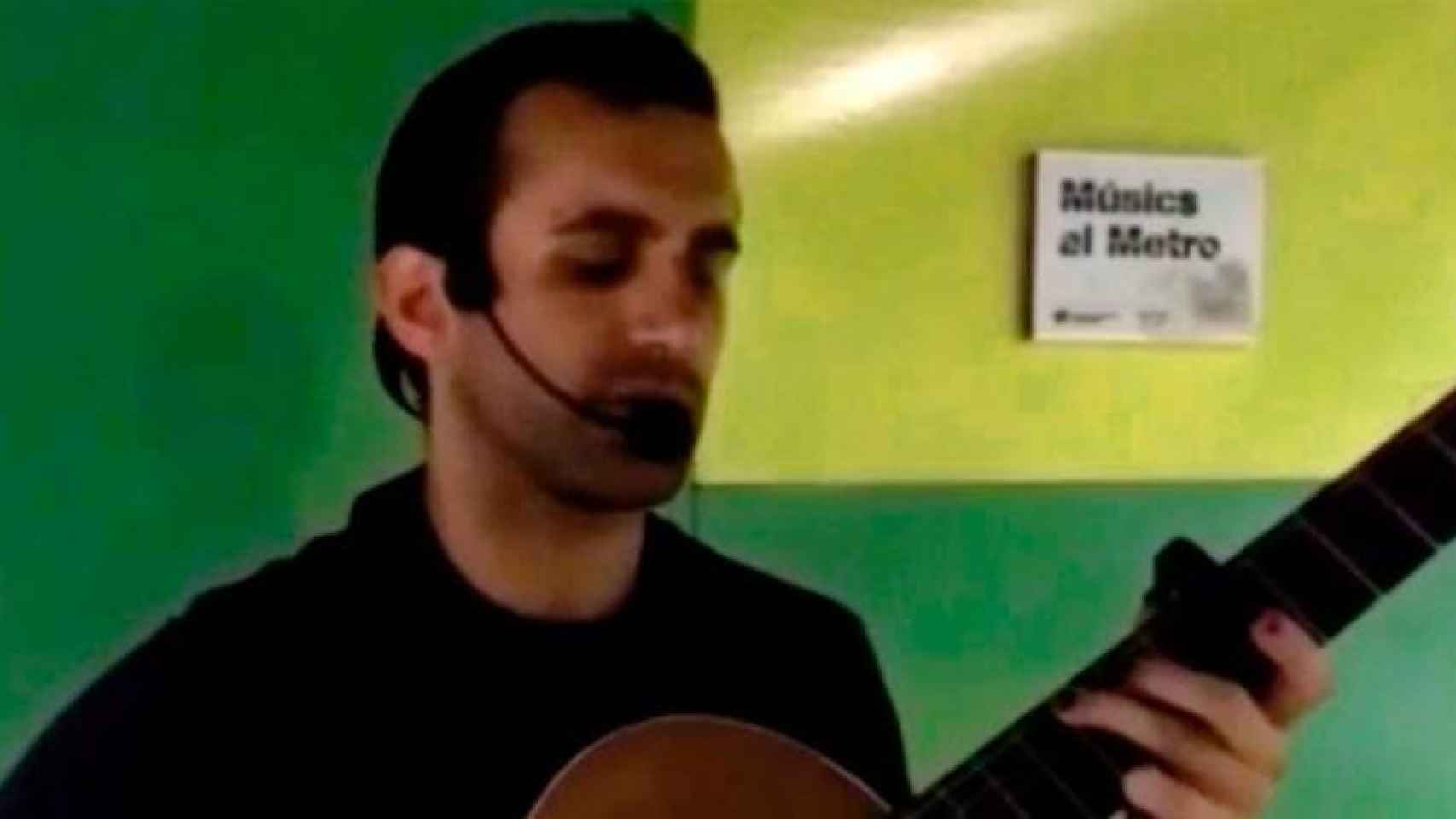 Alejandro Godoy, el músico callejero que sueña con hacer bandas sonoras, actuando en el metro de Barcelona / YOUTUBE