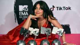 La cantante cubana Camilla Cabello posa con los cinco galardones con los que ha sido premiada en los MTV EMA 2018 / EFE