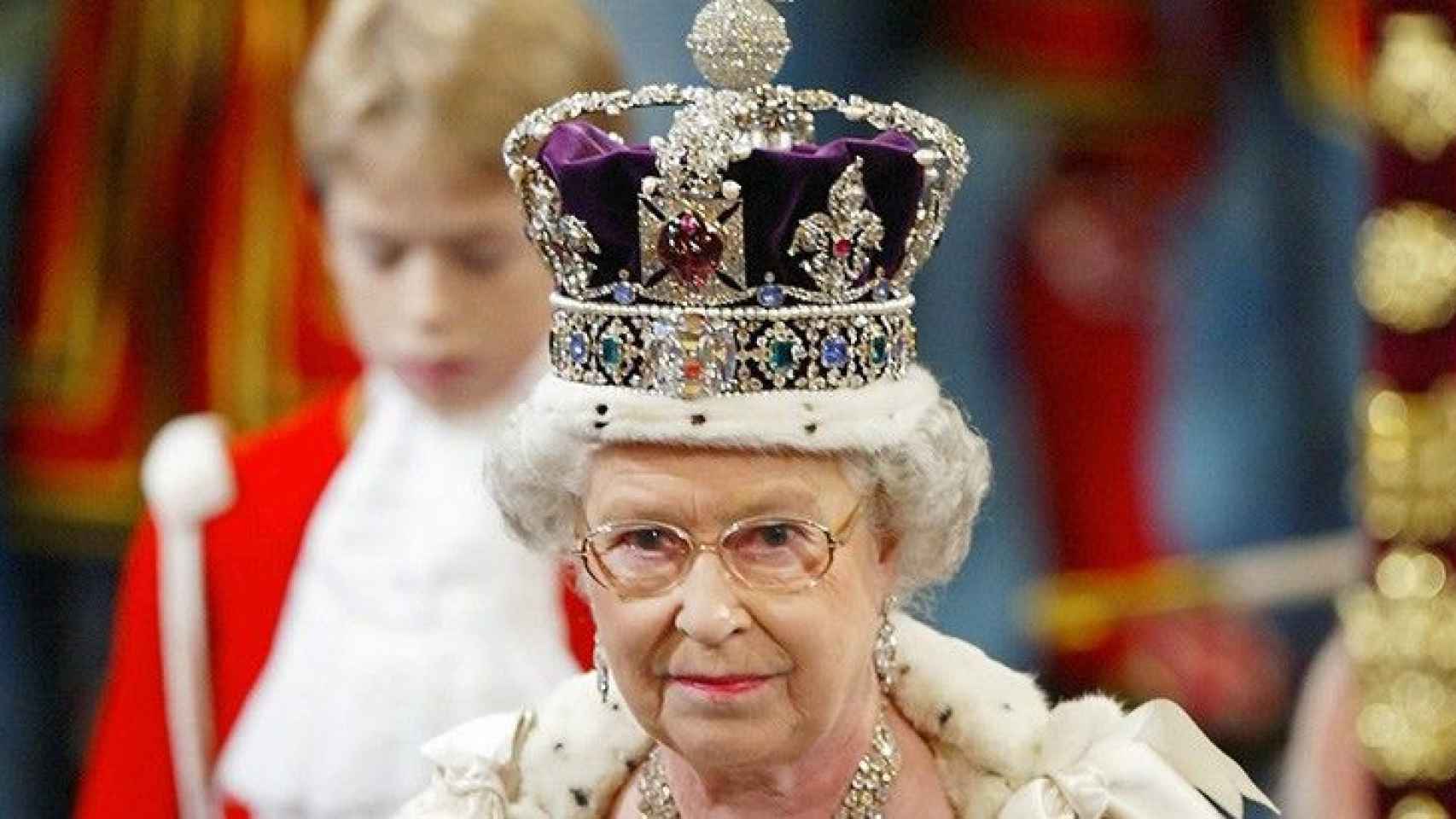 La Reina Isabel II con la corona real / EFE