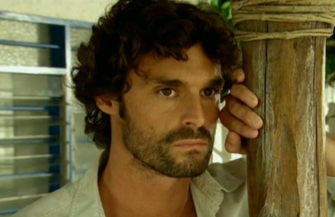 Iván Sánchez, que interpretará a Miguel Bosé en esta serie, en una escena de 'La Reina del Sur' / ANTENA 3 TELEVISIÓN