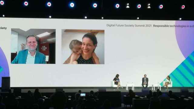 Una niña se cuela en la conferencia de su madre en el Mobile World Congress / CG