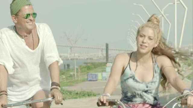 Shakira y Carlos Vives en un momento del videoclip de 'La Bicicleta'