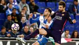 El defensa del FC Barcelona Gerard Piqué (d) lucha con el delantero brasileño del RCD Espanyol Leo Baptistao (i) en el Espanyol-Barça (0-3) de La Liga 2016-17 / EFE