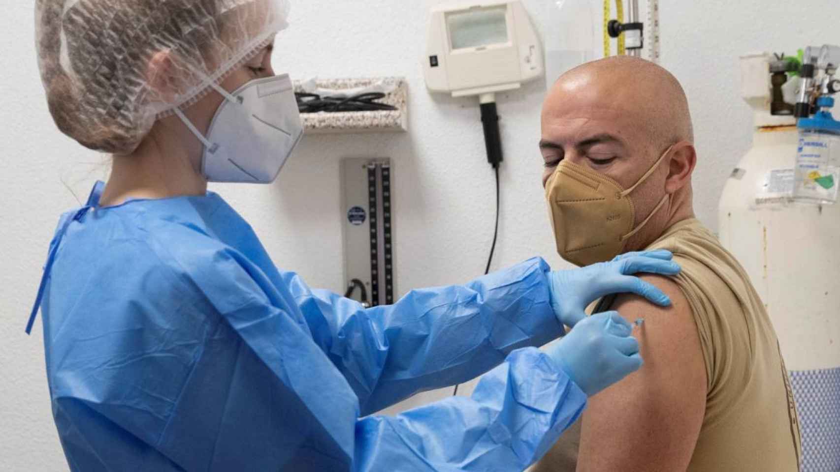 Un hombre recibe la vacuna del Covid / EP