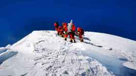 Científicos chinos coronan la cumbre del Everest para instalar equipos que permitan medir su altura exacta / EUROPA PRESS