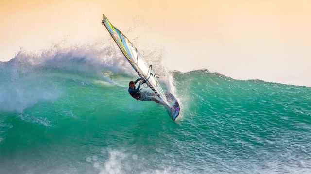 Un hombre practicando windsurf / PIXABAY