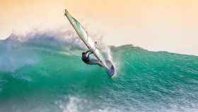 Un hombre practicando windsurf / PIXABAY