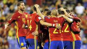 Los jugadores de la selección española celebran uno de sus goles / EFE