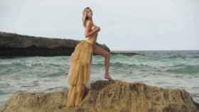 La modelo Kate Upton encima de una roca antes de sufrir el percance