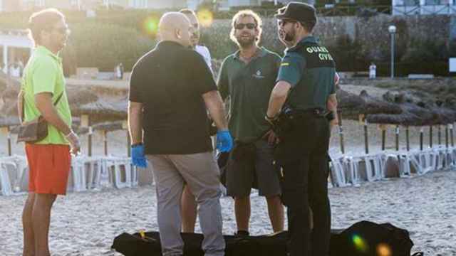 La Guardia Civil atiende a los bañistas fallecidos al alcanzarle un rayo en Mallorca / EFE
