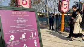 Cartel con medidas sanitarias en el Disneyland de Shanghai / EP