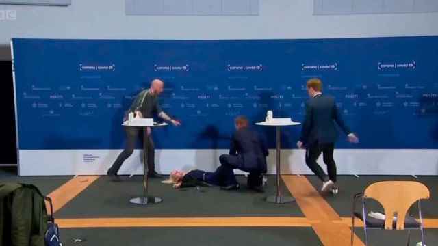 Tania Erichsen se desmaya en mitad de una rueda de prensa /REDES