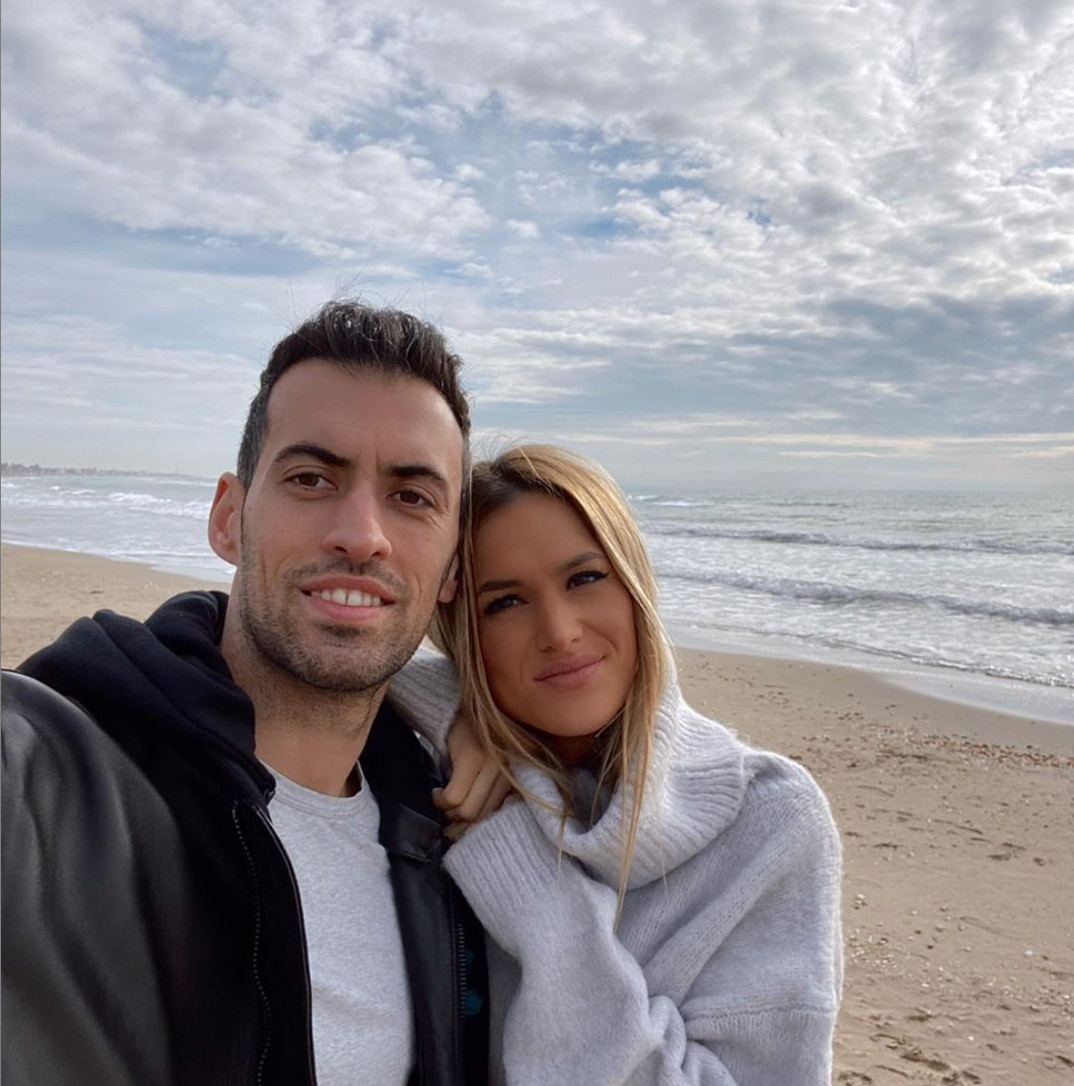 Sergio Busquets y Elena Galera en la playa