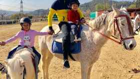 Arturo Vidal monta a caballo con sus dos pequeños, Elissabeta y Emiliano : INSTAGRAM