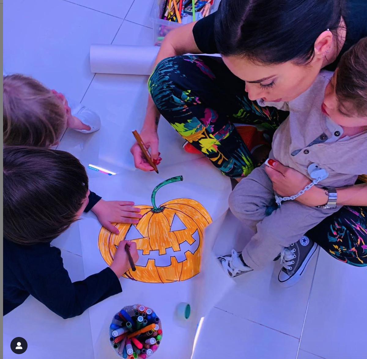 Pilar Rubio con sus hijos decorando la casa de Halloween