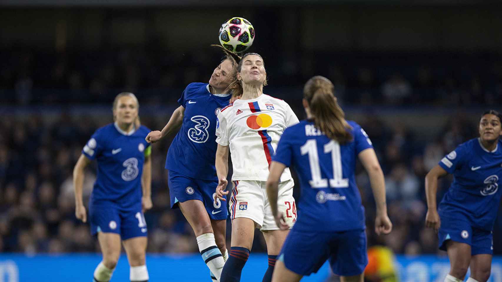 Melanie Leupolz (Chelsea) disputa el balón contra Signe Bruun (Lyon) en los cuartos de final de la Champions Femenina / EFE