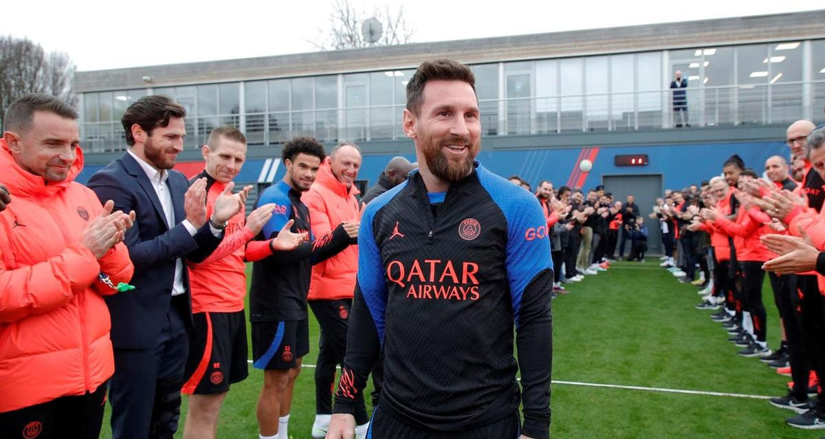 El pasillo a Lionel Messi tras volver al PSG como campeón del Mundial / REDES