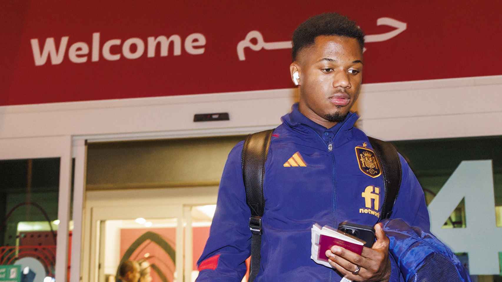 Ansu Fati en su llegada a Qatar con la selección española / EFE