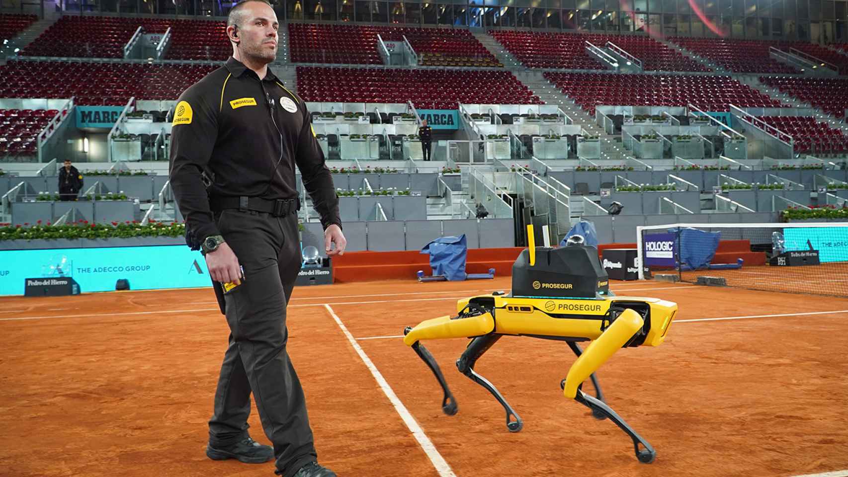 Yellow, el perro robot del Mutua Madrid Open / SERVIMEDIA