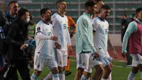 Leo Messi y sus compañeros retirándose del campo contra Bolivia / EFE