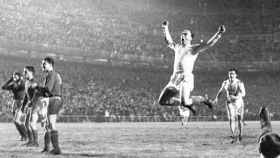 Una imagen de archivo de Alfredo Di Stéfano celebrando un tanto con el Real Madrid