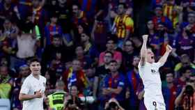Gameiro celebra el gol del Valencia ante la afición del Barça en Sevilla / EFE