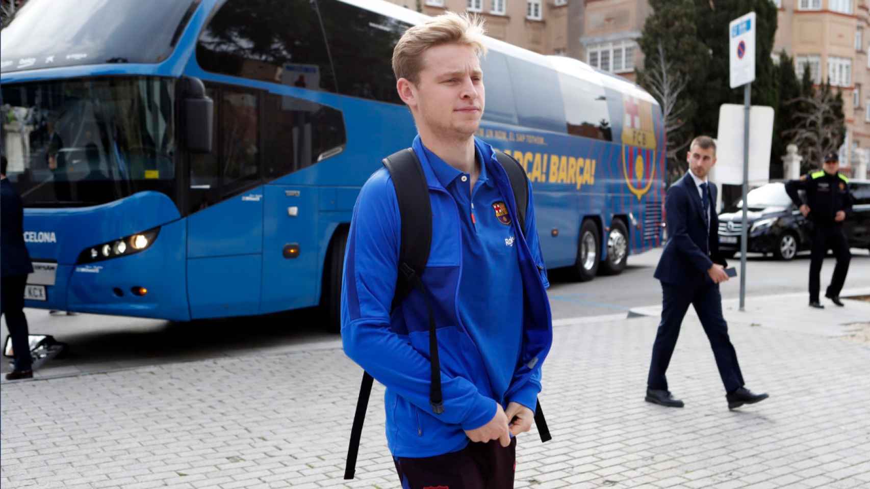 Frenkie de Jong llegando al Hotel Sofía junto a sus compañeros / FC Barcelona