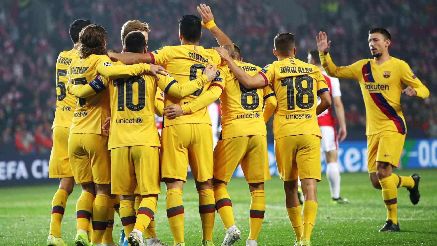 Los jugadores del Barça celebran un gol contra el Slavia de Praga / EFE